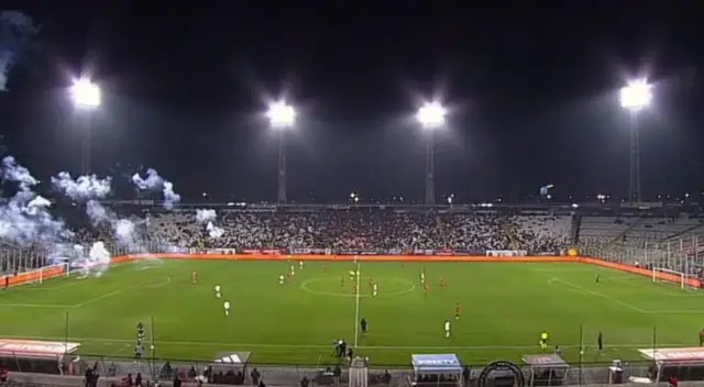 Universitario vs. Colo Colo terminó con actos de violencia en las tribunas. Universitario vs. Colo Colo terminó con actos de violencia en las tribunas.