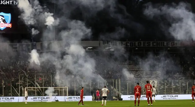 Colo Colo y Universitario no pudieron terminar el partido por incidentes. Colo Colo y Universitario no pudieron terminar el partido por incidentes.