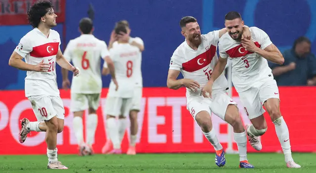 Merih Demiral apareció así en la victoria de Turquía sobre Austria.