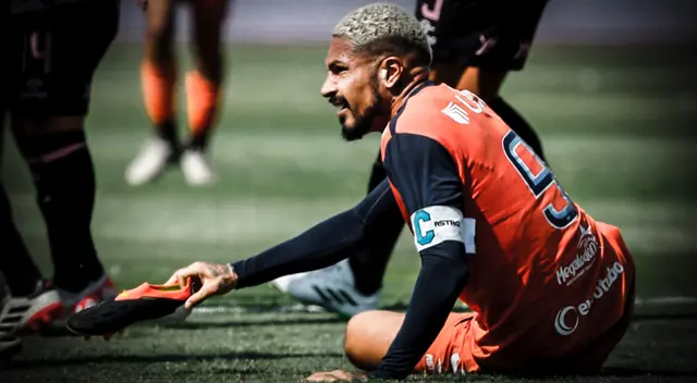 Paolo Guerrero recibió malas noticias a poco de enfrentar a Alianza Lima.