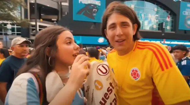 La hincha uruguaya recibió de obsequio la camiseta de Universitario. La hincha uruguaya recibió de obsequio la camiseta de Universitario.