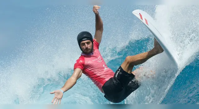 Alonso Correa clasificó a las semifinales de surf en París 2024.