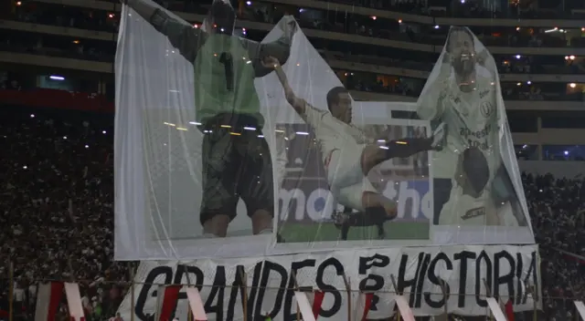 Tifo de Universitario en el clásico ante Alianza