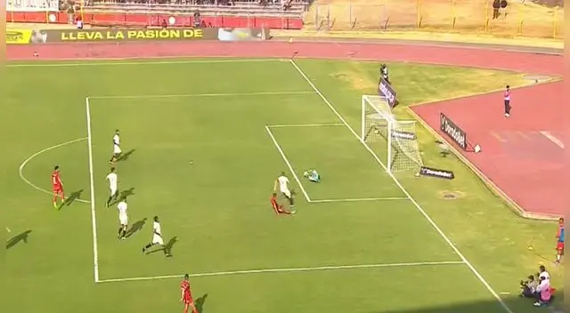 Diego Romero realizó ATAJADA MILAGROSA para salvar a Universitario del primero gol de Huancayo