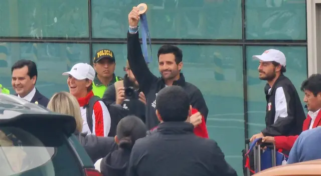 Stefano Peschiera mostró la medalla de bronce al Perú. Stefano Peschiera mostró la medalla de bronce al Perú.