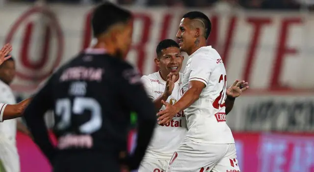 Alex Valera celebra su doblete con Universitario ante Sport Boys.