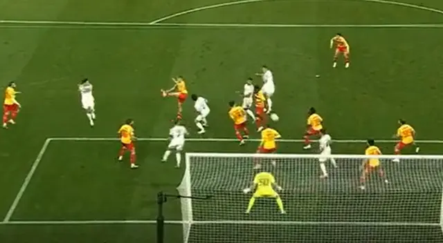 Marcos López apareció así en el partido Copenhague vs. Jagiellonia. Marcos López apareció así en el partido Copenhague vs. Jagiellonia.