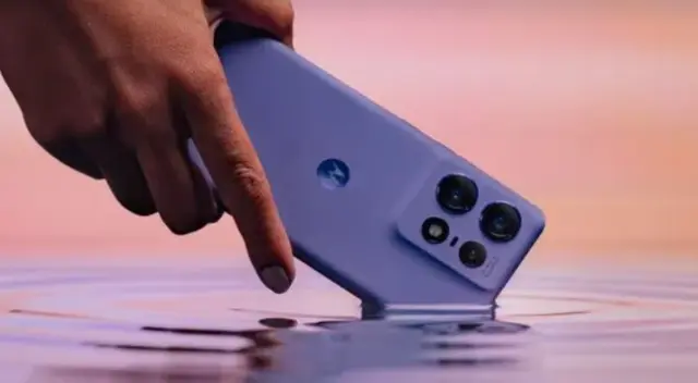 Este Motorola de gama media PREMIUM te enamorará con su diseño innovador, materiales TOP, buen rendimiento, autonomía y cámaras con buenos resultados. Este Motorola de gama media PREMIUM te enamorará con su diseño innovador, materiales TOP, buen rendimiento, autonomía y cámaras con buenos resultados.