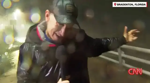 Periodista es golpeado en vivo por objeto de escombro a causa de huracán Milton.