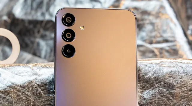 Celular Samsung de gama media tiene buena calidad y precio bajo.