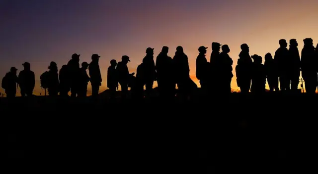 Oficiales de migración requisan a migrantes antes de ser deportados este jueves en el Aeropuerto de Harlingen, Texas (Estados Unidos). Oficiales de migración requisan a migrantes antes de ser deportados este jueves en el Aeropuerto de Harlingen, Texas (Estados Unidos).