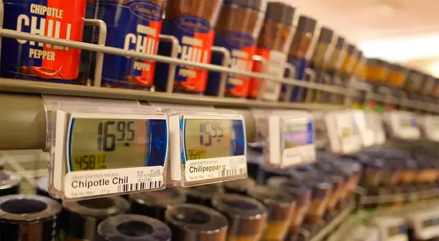 Varios legisladores en EE. UU. critican el uso de etiquetas de precios digitales en supermercados como Kroger y Walmart, temiendo que aumenten los precios de productos básicos durante épocas críticas. Varios legisladores en EE. UU. critican el uso de etiquetas de precios digitales en supermercados como Kroger y Walmart, temiendo que aumenten los precios de productos básicos durante épocas críticas.