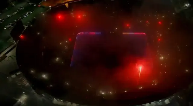 Luces apagadas y show de fuegos artificiales en la previa del River plate vs Mineiro