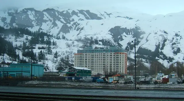 Conoce Begich Towers, el hogar de un pueblo entero. Conoce Begich Towers, el hogar de un pueblo entero.