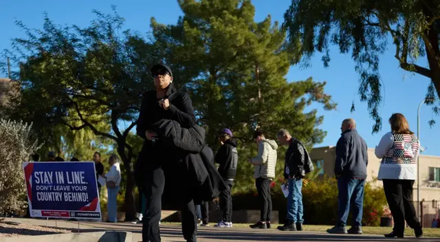 Votantes de Arizona aprueban una severa ley que criminaliza a migrantes