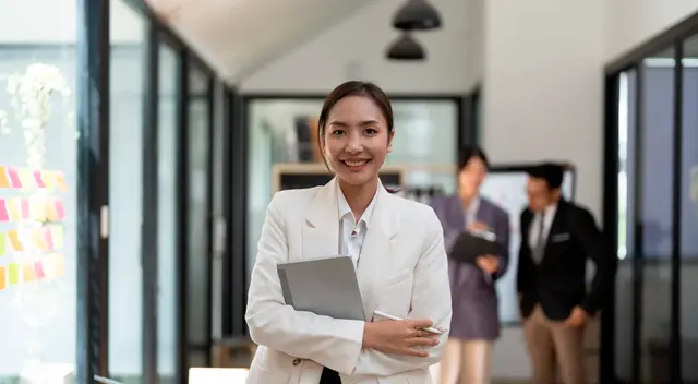 Roles como directores ejecutivos y gerentes de sistemas informáticos también ofrecen ingresos elevados, mostrando la segmentación del mercado laboral y la importancia de la especialización. Roles como directores ejecutivos y gerentes de sistemas informáticos también ofrecen ingresos elevados, mostrando la segmentación del mercado laboral y la importancia de la especialización.
