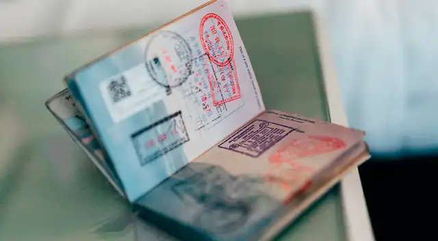 La visa J1 se otorga a no inmigrantes para participar en programas de intercambio temporal en EE. UU. Abarca perfiles como au pair, estudiantes y médicos, entre otros.