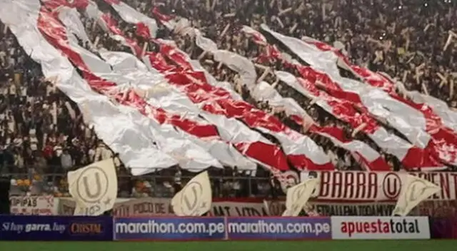 Universitario y una llamativa imagen de futbolista que llegó como refuerzo. Universitario y una llamativa imagen de futbolista que llegó como refuerzo.