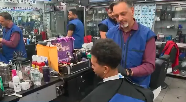 Tres hombres armados irrumpieron en la barbería mientras Abreu trabajaba. A pesar de la amenaza, él se lanzó sobre uno de los ladrones y desarmó al atacante, salvando a 16 comensales presentes. Tres hombres armados irrumpieron en la barbería mientras Abreu trabajaba. A pesar de la amenaza, él se lanzó sobre uno de los ladrones y desarmó al atacante, salvando a 16 comensales presentes.