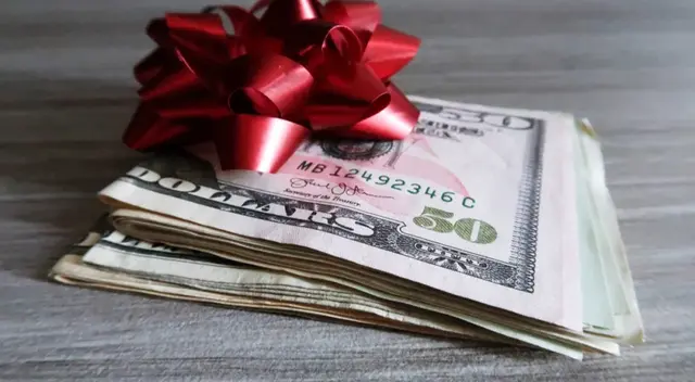 El monto del bono varía según el tamaño de la empresa: 6% del salario hasta $10,000 para más de 15 empleados y 3% para 15 o menos. Esto equivale a $600 o $300, respectivamente. El monto del bono varía según el tamaño de la empresa: 6% del salario hasta $10,000 para más de 15 empleados y 3% para 15 o menos. Esto equivale a $600 o $300, respectivamente.