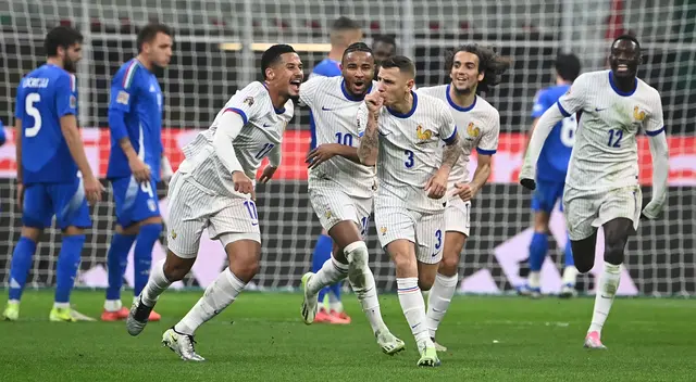Digne celebra su golazo ante Italia en el Estadio San Siro.