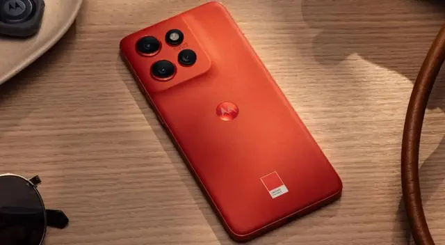 Este Motorola es uno de los más recientes lanzamientos de la marca estadounidense y sus características como colores únicos te enamorarán.