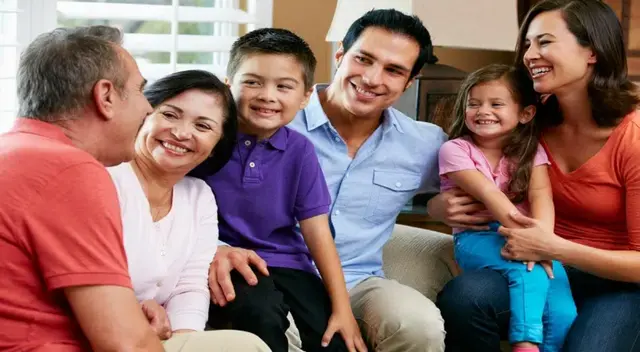 Para iniciar el proceso, se debe presentar el formulario I-130 ante el USCIS.