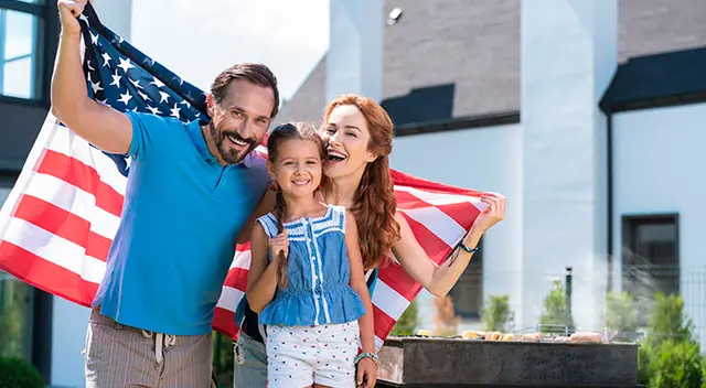Mientras tanto, los padres pueden explorar alternativas como DACA, pedir asilo o utilizar visas no inmigrantes para mantener su estatus legal en EE. UU.