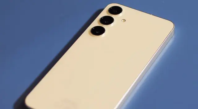 Este Samsung tiene el mérito de ser el único gama alta Android que le hace la pelea a los iPhone en el TOP 10 de los celulares más vendidos de 2024.