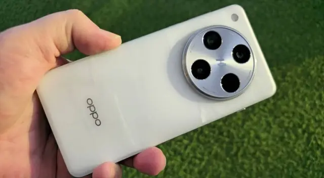 Este Oppo cuenta con una de las mejores baterías en todo el segmento de los teléfonos inteligentes. Este Oppo cuenta con una de las mejores baterías en todo el segmento de los teléfonos inteligentes.