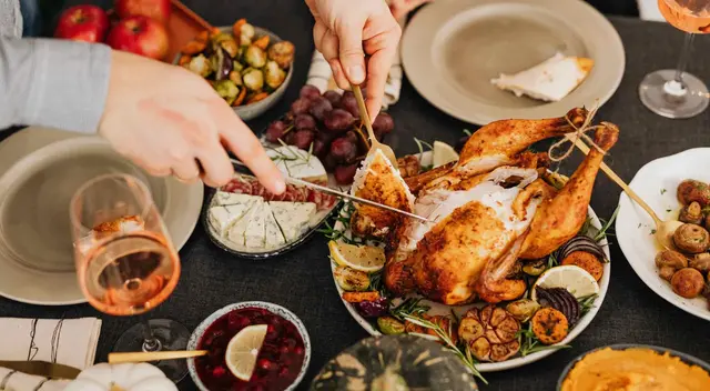 Por solo $5 por persona, los clientes obtienen un menú completo diseñado para hasta 12 personas. Por solo $5 por persona, los clientes obtienen un menú completo diseñado para hasta 12 personas.