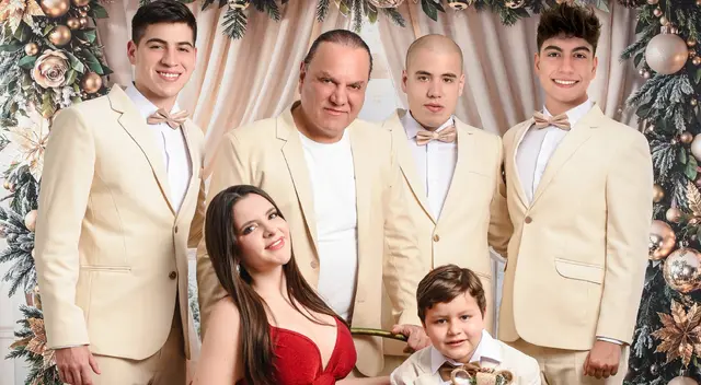 Empresario ya vive la Navidad y realizó sesión de fotos con sus hijos. Empresario ya vive la Navidad y realizó sesión de fotos con sus hijos.