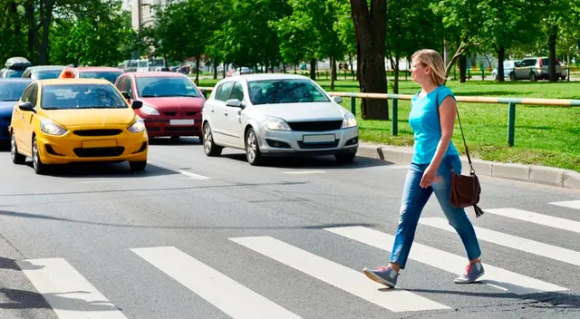 La normativa, motivada por el incremento de accidentes peatonales, busca mejorar la visibilidad en intersecciones, reduciendo así el riesgo de colisiones en el estado.