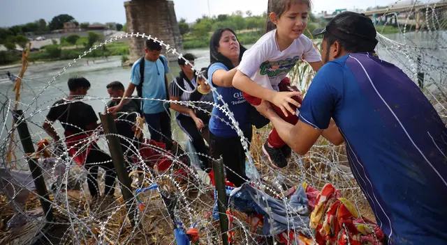Las causas de deportación para inmigrantes incluyen delitos graves, fraudes matrimoniales, crímenes de violencia doméstica y actividades relacionadas con el terrorismo o trata de personas. Las causas de deportación para inmigrantes incluyen delitos graves, fraudes matrimoniales, crímenes de violencia doméstica y actividades relacionadas con el terrorismo o trata de personas.