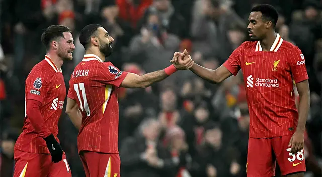 Liverpool derrotó 3-1 a Leicester City en Anfield y sigue líder de la Premier League.