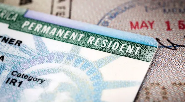 Descubre si es seguro viajar con la green card.