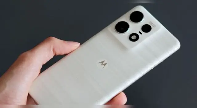 Este Motorola tiene todo para ser un gama alta por su rendimiento, pantalla y cámara, pero cuesta como un gama media.