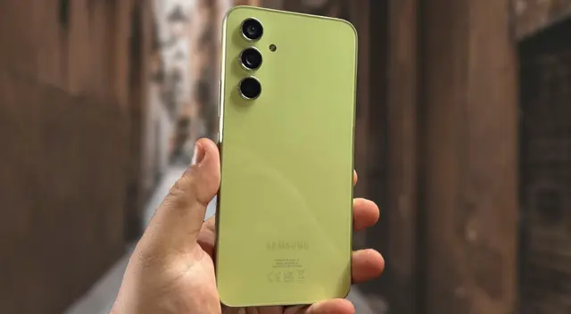 Este Samsung es de 2023, pero en 2025 sigue siendo una buena opción de compra por su precio reducido y las prestaciones de lujo con que cuenta.