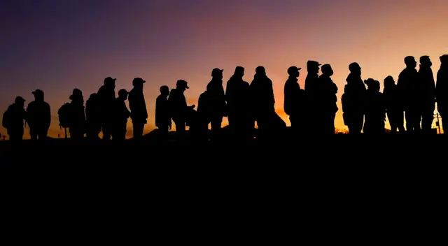 Participar en protestas y acompañar a inmigrantes en sus procesos es crucial. Además, se puede colaborar mediante donaciones a grupos que abogan por sus derechos y bienestar.