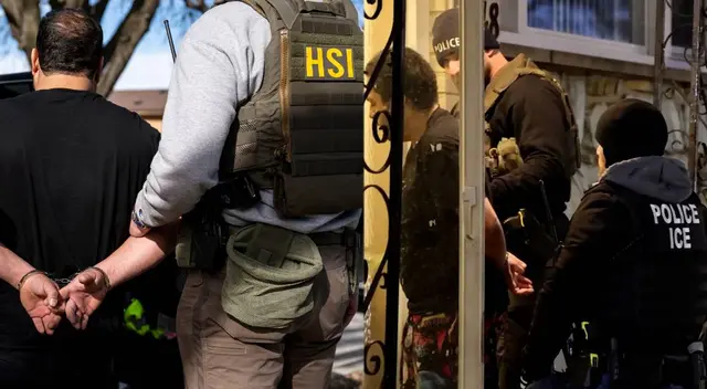 Si te enfrentas a una redada de ICE, mantén la calma y conoce tus derechos. Si te enfrentas a una redada de ICE, mantén la calma y conoce tus derechos.