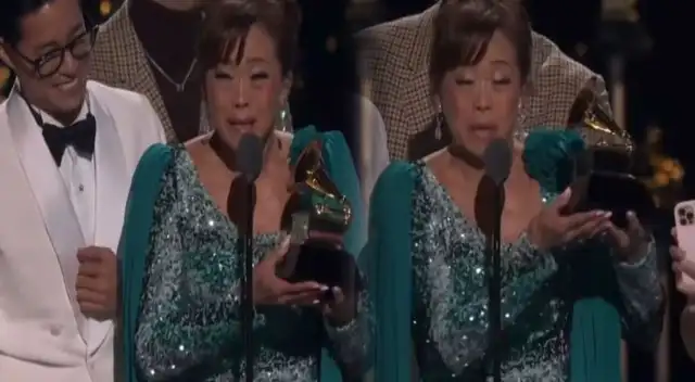 Mimy Succar recibió su Grammy entre lágrimas, agradeciendo al Perú y a su familia por el galardón.