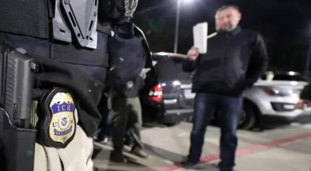 Aprende a reconocer a un agente en medio de las deportaciones masivas. Aprende a reconocer a un agente en medio de las deportaciones masivas.
