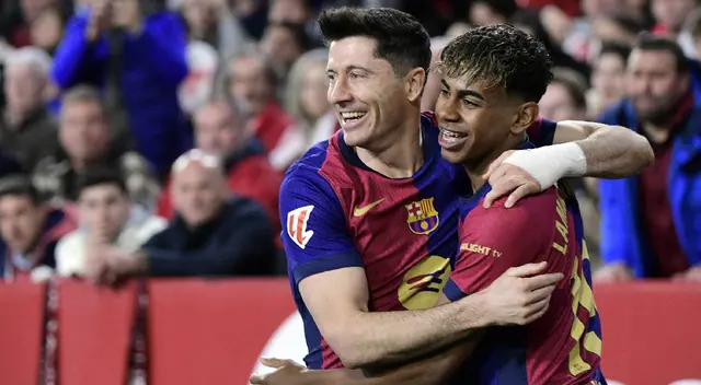 Lewandoski celebrando con Lamine Yamal el primer gol de Barcelona
