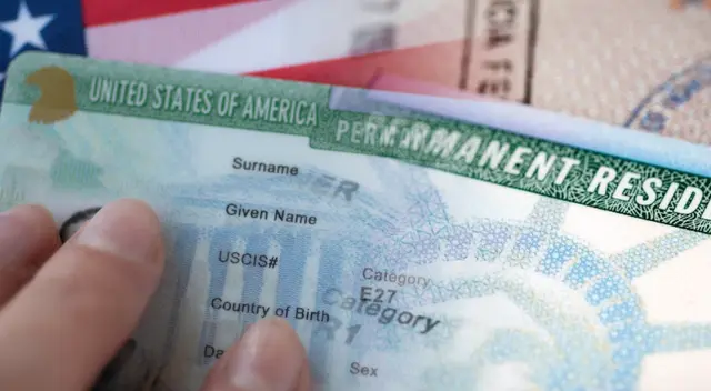 Es crucial mantener tu residencia en EE.UU. y renovar la Green Card cada diez años.