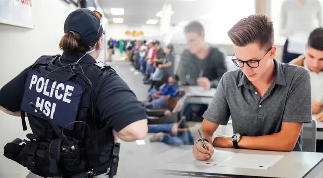 Entre los documentos esenciales se encuentra el Formulario I-20, así como el pasaporte vigente y el Formulario I-94, que verifica su autorización de estancia.