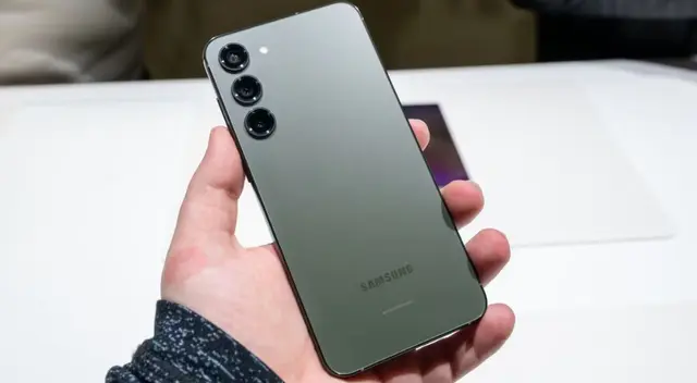 Este gama alta de Samsung tiene pantalla pequeña, pero es ideal para quienes no les gusta los celulares tan grandes. Este gama alta de Samsung tiene pantalla pequeña, pero es ideal para quienes no les gusta los celulares tan grandes.