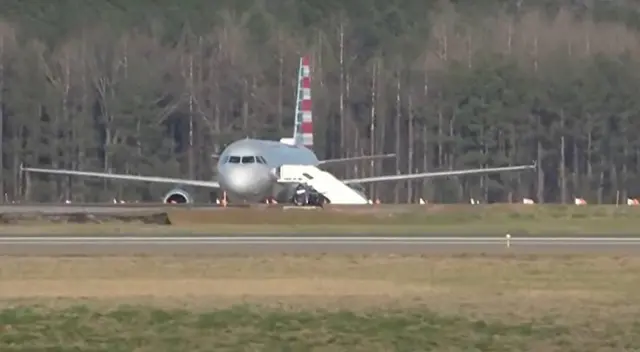 Avión comercial aterriza de emergencia en aeropuerto de Jackson.