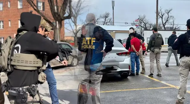 Cuando una persona es arrestada, sus huellas se cotejan y, si hay irregularidades migratorias, se solicita detención adicional por parte del ICE.