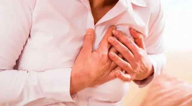 Mujer descubre cáncer tras un simple dolor en el pecho. Mujer descubre cáncer tras un simple dolor en el pecho.