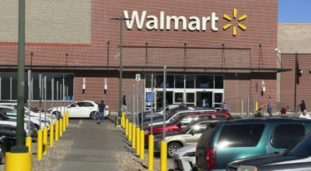 Ladrones de Walmart reciben inesperado castigo.